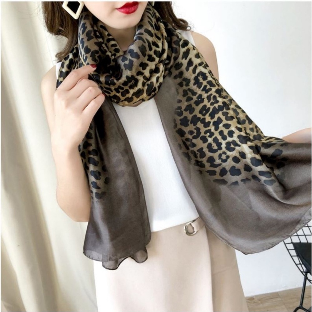 GORGEOUS LEOPARD PRINT SCARF WRAP NWT